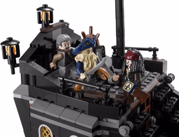 875 Pcs Pirates Of The Caribbean Building Blocks - The Black Pearl ( 6 Figures)