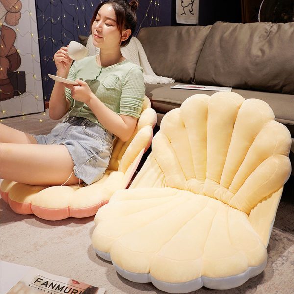 Shell Design Plush Lounge Chair